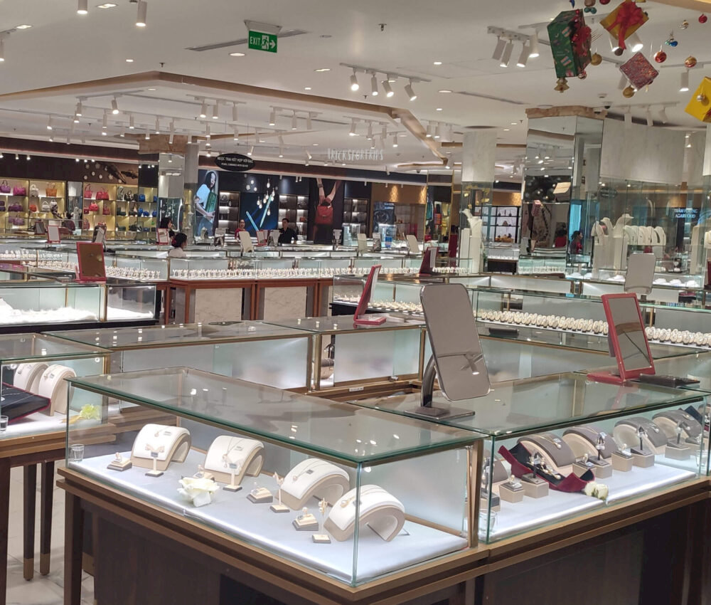 This is the perfect place to learn about pearl farming and purchase unique souvenirs 